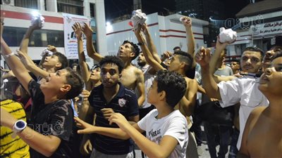 جماهير الزمالك تلقي التيشرتات على اللاعبين للتوقيع عليها داخل القلعة البيضاء| صور