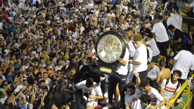 ليلة العمر.. احتفالات هستيرية بفوز الزمالك بالدوري.. الشماريخ تزين سماء ميت عقبة.. ومادلين طبر وزوجتا شيكابالا وأوباما يشعلن الأجواء