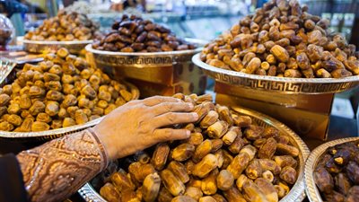 تفسير حلم أكل البلح في المنام وعلاقته بالسعادة وتحقيق الأهداف 