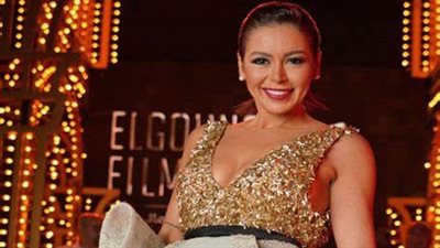 لقاء الخميسي تفتح النار على مهاجمي زوجها بعد ارتدائه تي شيرت الزمالك 