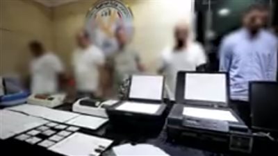 اللقطات الأولى للإيقاع بعصابة تزوير رخص السيارات| فيديو 