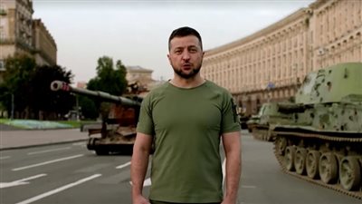 بصور تذكارية مع المدرعات.. أوكرانيا تحتفل بعيد استقلالها في صمت