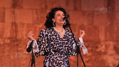 دينا الوديدي تبدأ حفلها بـ