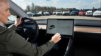 مميزات وعيوب شاشات اللمس في السيارات 