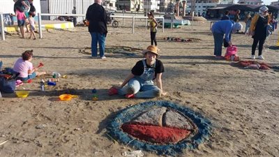  الرسم على الرمال.. شواطئ رأس البر تتحول إلى معارض مفتوحة | صور 