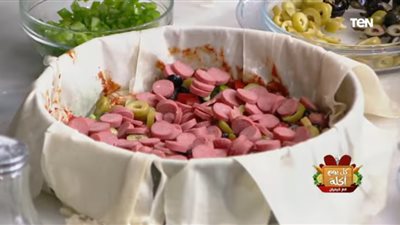 وصفة سهلة.. تعرفي على طريقة عمل بيتزا الجلاش | فيديو 