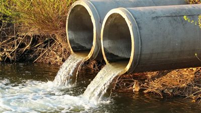 كيف يتصدى القانون الجديد لتلويث النيل بمياه الصرف؟ 