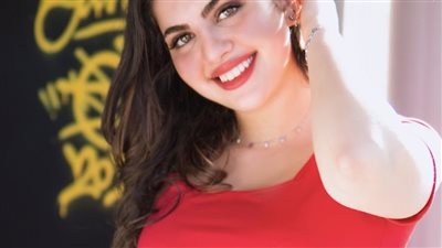 يوتيوبر أردنية تحول التعليقات السلبية على مواقع التواصل لأغنية 