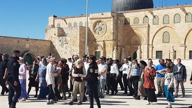 اقتحام باحات المسجد