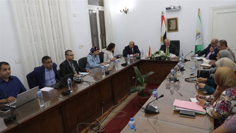محافظ الجيزة في اجتماع