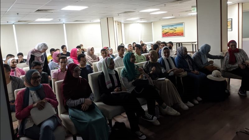 100 مشارك فى برنامج