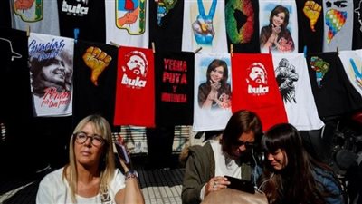 الشعب يدافع عن كريستينا.. حب كبير لنائبة الرئيس الأرجنتيني | صور