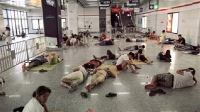 صينيون يفترشون محطات المترو المكيفة بسبب الحر