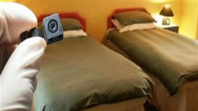 بالخطوات.. طريقة اكتشاف كاميرا تجسس في المحلات وغرف الفنادق