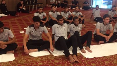 منتخب مصر للناشئين يؤدي صلاة الجمعة بالفندق | صور