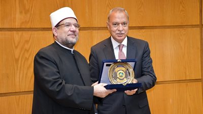 محافظ القليوبية يهدي درع المحافظة لوزير الأوقاف | صور 