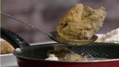 الفراخ مش هتترمي.. اعرفي طريقة عمل الدجاج المسلوق الكرسبي|فيديو 