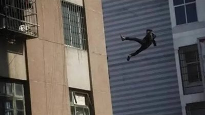 النيابة تستمع إلى أسرة شاب ألقي بنفسه من شرفة منزله بالطابق الرابع في المقطم