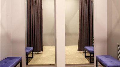 الإجراءات القانونية المتبعة عند اكتشاف كاميرا سرية بغرفة تغيير الملابس 