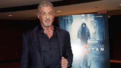 سيلفستر ستالون يتجاهل التعليق على أخبار طلاقه ويروج لفيلمه | صور