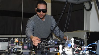 فيزيائي مصري يبتكر شريحة إلكترونية بحجم 