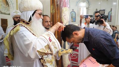 الانبا إسحق يرسم شمامسة ويدشن ايقونات شمامسة في إيبارشية طما