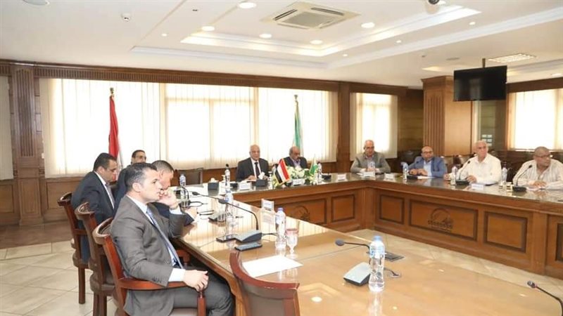 محافظ الجيزة في اجتماع