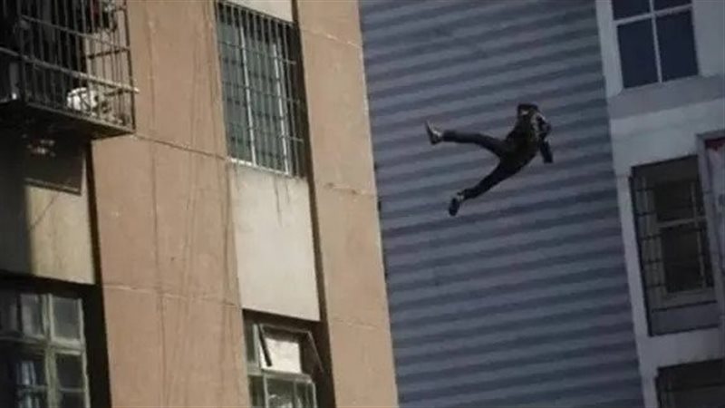 شاب ألقي بنفسه من