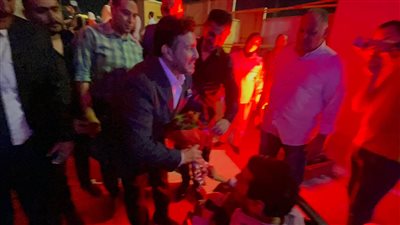 جبر الخواطر.. موقف إنساني لهاني شاكر مع شاب من ذوي الهمم بمهرجان القلعة | فيديو 