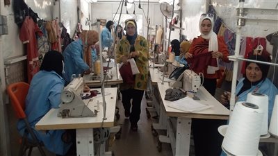 القوى العاملة بأسيوط تنظم دورة تدريبية للفتيات على التفصيل والخياطة|صور 
