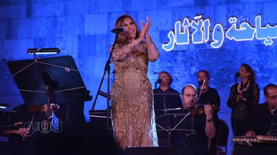 نادية مصطفى تتألق في حفل مهرجان القلعة للموسيقى | فيديو