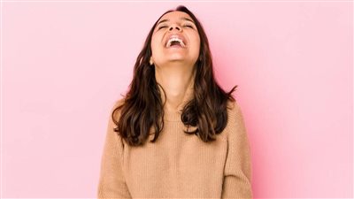 تفسير رؤية ضحك العدو في المنام وعلاقته بالتخلص من الأعداء والانتصار عليهم 