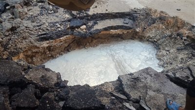 جهاز القاهرة الجديدة: استمرار إصلاح تسريب المياه بغرفة محابس القطامية على طريق السخنة