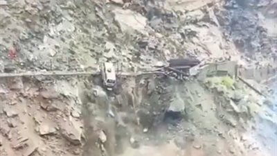 سقطوا من جبل.. القدر ينقذ ركاب السيارة من موت محقق|فيديو 