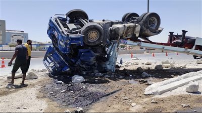رئاسة مدينة التل الكبير ترفع آثار انقلاب سيارة نقل ثقيل على طريق مصر إسماعيلية الصحراوي| صور 