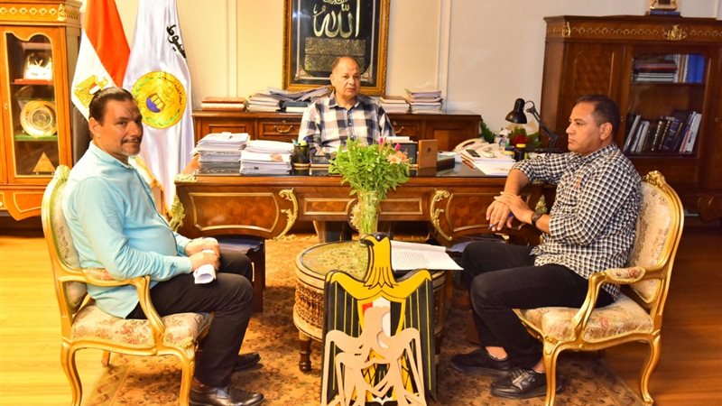 اجتماع محافظ أسيوط