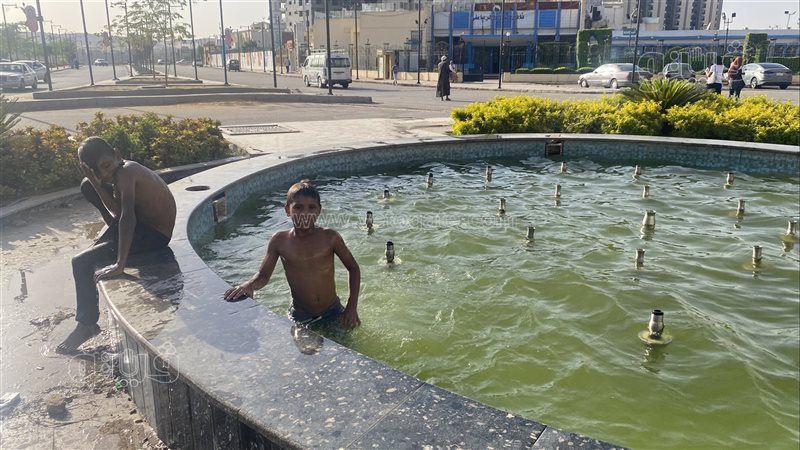 أطفال يسبحون فى النافورة