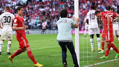 مشجع يقتحم أرض ملعب مباراة بايرن ميونخ ومونشنجلادباخ ويفعل شيئا غريبا