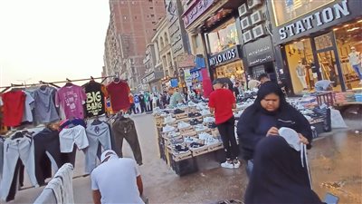 بعد مرور عام على إخلائه.. الألف مسكن في قبضة الباعة الجائلين وسائقى الميكروباص | صور