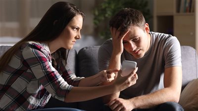 في حالة الخيانة الإلكترونية.. هل تقضي المحكمة بالطلاق للضرر؟