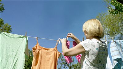 حقيبة بلاستيكية.. تفاصيل أصغر غسالة محمولة في العالم | فيديو