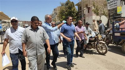 رئيس مركز إهناسيا ببني سويف يقود حملة لإزالة الإشغالات من شوارع المدينة 