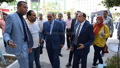 رئيس جامعة بنى سويف أثناء تفقده حريق كلية التجارة: إجازة الصيف منعت الخسائر