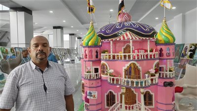 أيقونات خشبية مسحورة.. نجار دمياطي يبتكر فنا جديدا للمجسمات 