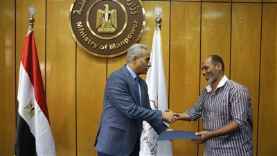 وزير القوى العاملة يُسلم تعويضات لأسر من العمالة غير المنتظمة بـ 4 محافظات
