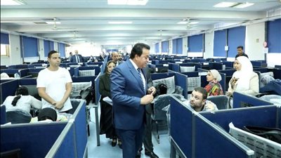 وزير الصحة يتفقد الامتحانات التحريرية للأطباء الملتحقين ببرنامج الزمالة المصرية