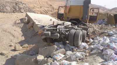 مصرع سائق بحادث انقلاب سيارة نقل في الجيزة | صور