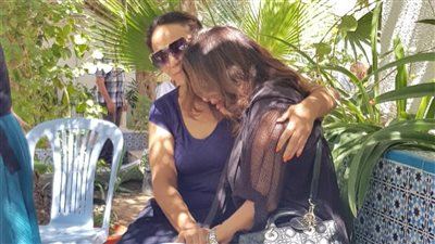 لطيفة تنشر صورا من عزاء شقيقها: لا أراكم الله مكروها في عزيز