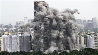 هدم برجين مخالفين في ضواحي نيودلهي |صور