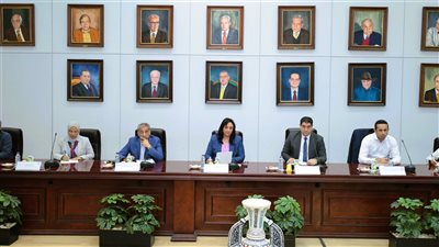 وزير السياحة والآثار يبحث استعدادات استضافة وفود مؤتمر المناخ